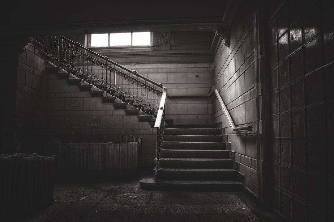 Der Keller im Traum: Eine tiefenpsychologische und neurowissenschaftliche Erkundung